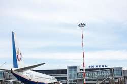 Російський літак аварійно сів у Тюмені. Названо причину відмови двигуна 