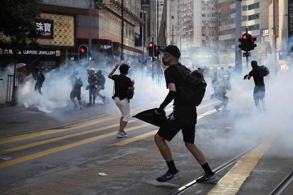 У Гонконзі поновилися протести, поліція застосувала газ і водомети