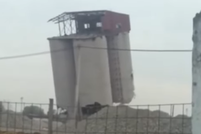 На Рівненщині за допомогою направленого вибуху підірвали старий завод (відео)