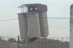На Рівненщині за допомогою направленого вибуху підірвали старий завод (відео)