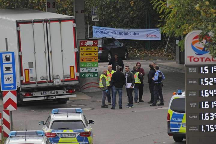 У Франції затримали вантажівку з трьому десятками нелегалів