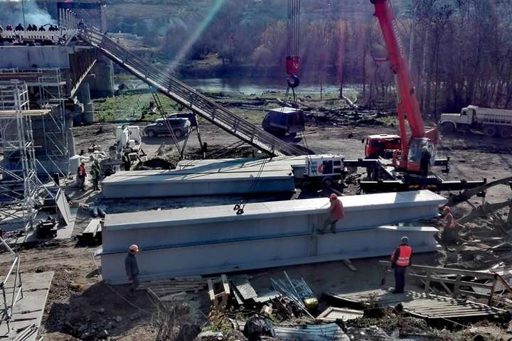 У Станиці Луганській почали монтаж другої металоконструкції мосту