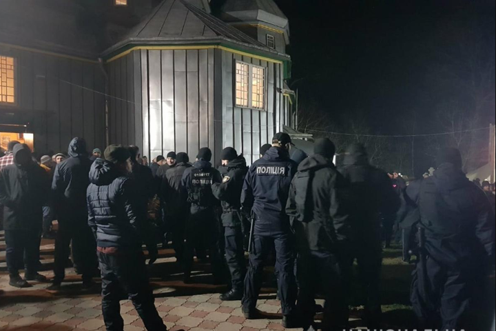 Вибиті двері храму та сльозогінний газ: поліція розбороняла вірян на Буковині