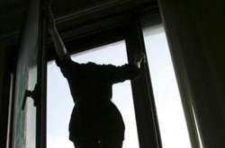 Школярка вистрибнула з четвертого поверху школи у Києві. Тітка розповіла подробиці трагедії