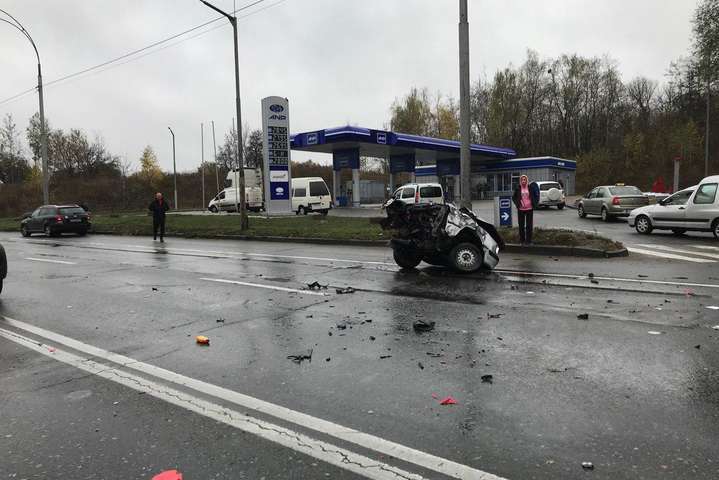 В Киеве произошло жуткое ДТП. Авто разорвало на части вместе с пассажирами (фото, видео)