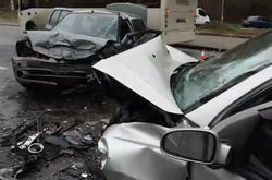 Тяжке ДТП з постраждалими в Києві. Лобове зіткнення двох легкових авто (відео)