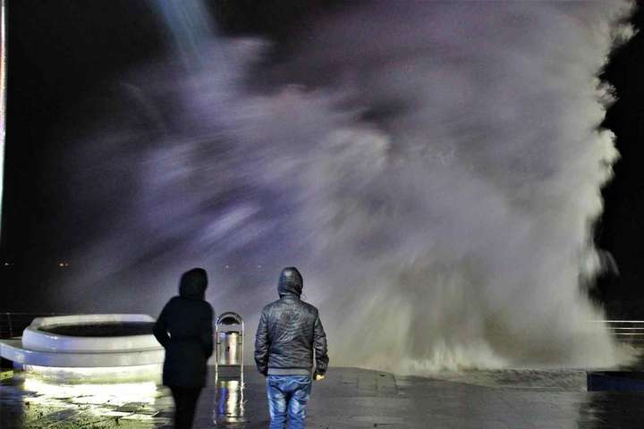 Ось це шторм: нічний фоторепортаж з одеських пляжів