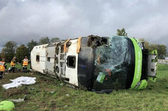 У Франції перекинувся туристичний автобус: понад 30 постраждалих