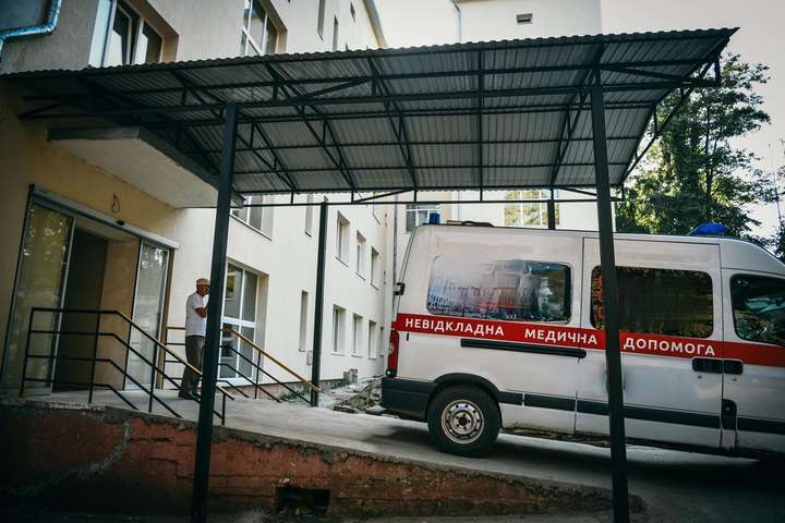 У Миколаєві на людей впала металева конструкція: шестеро постраждалих