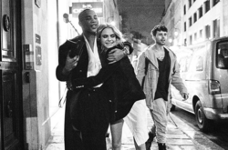 Обнаженная супермодель-бисексуалка Кара Делевинь страстно целовалась с парнем в Париже (видео)