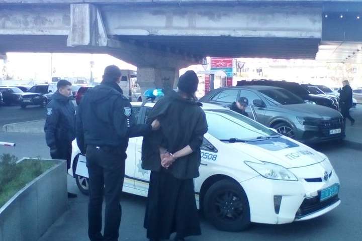 У Дніпрі священник з георгіївською стрічкою намагався втекти від поліції (фото)