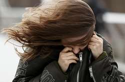 Вікна закрити, під деревами не ходити: киян попередили про сильний вітер