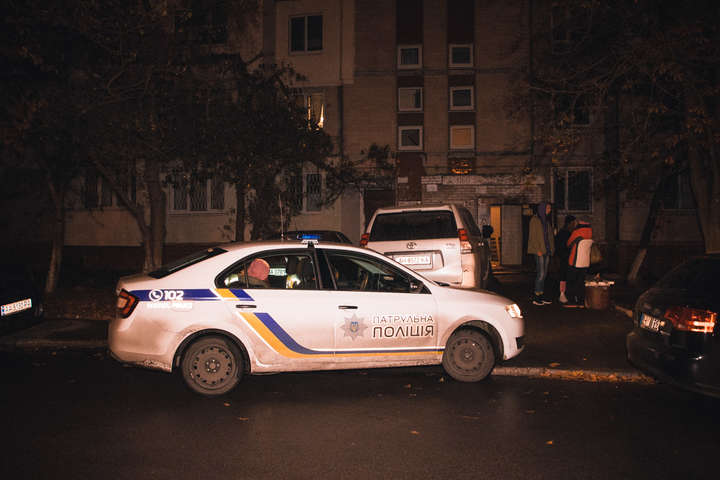 Вночі у Києві пролилася кров: чоловік порізав горло друга болгаркою