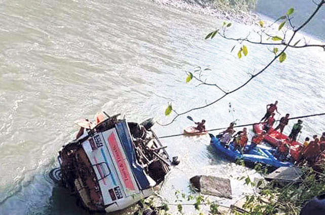 Моторошна ДТП у Непалі: автобус упав у річку, 17 загиблих
