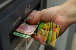 Українським чиновникам перестануть давати зарплатню готівкою 