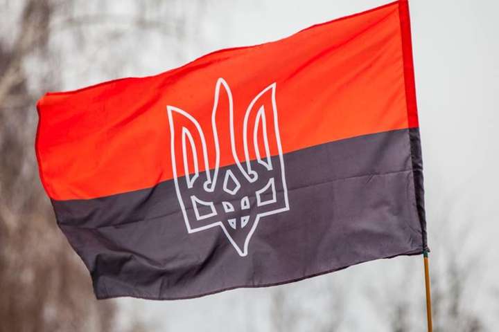 Россиянин, приехав на Киевщину, повредил флагшток с флагом ОУН. А после общения с полицией выпрыгнул в окно