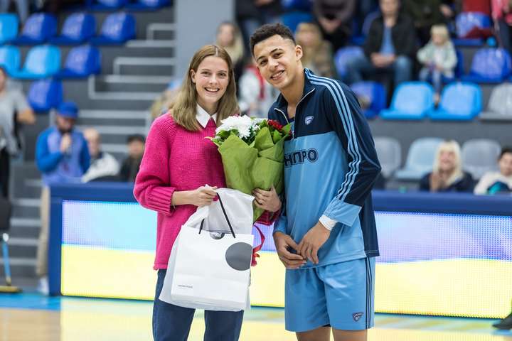Рекордсменка світу Магучих підтримала баскетбольний «Дніпро» (фото)