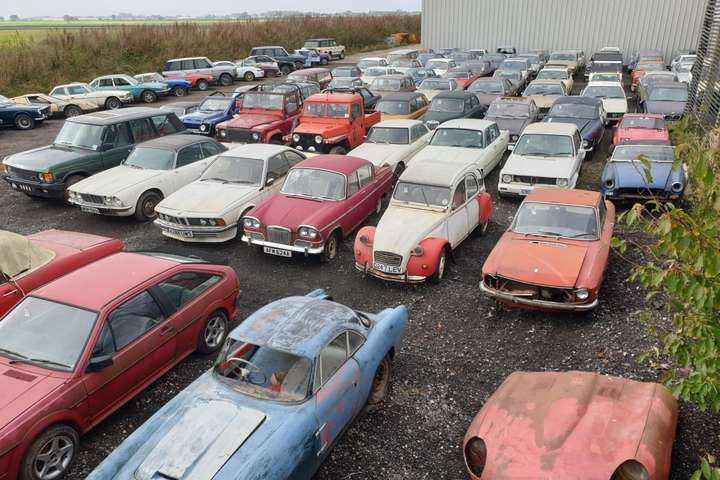 У Великобританії випадково знайшли колекцію з 135 ретро-автомобілів. Фотогалерея