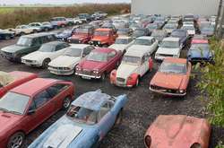 У Великобританії випадково знайшли колекцію з 135 ретро-автомобілів. Фотогалерея