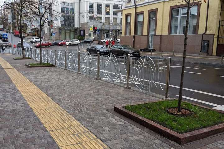 У центрі Києва комунальники відгородили велодоріжку від тротуару парканом