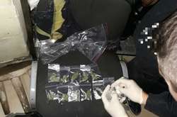 Під час обшуків поліцейські виявили канабіс у згортках