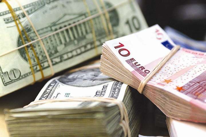 Відсьогодні в Україні валюту можна купити у необмеженій кількості 