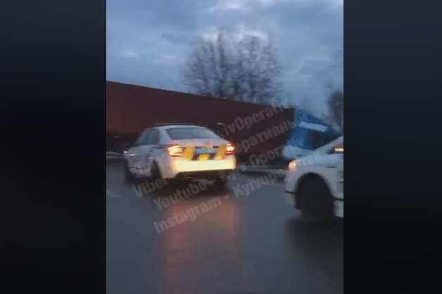 На Окружній в Києві фура пробила відбійник і вилетіла з дороги (відео)