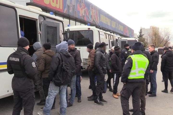На київських ринках поліція затримала два десятки нелегалів (фото, відео)