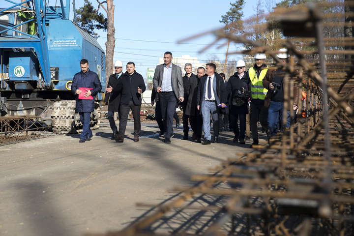 Кличко перевірив, як будується метро на Виноградар (фото)