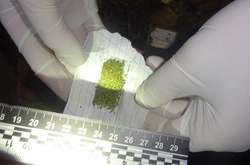 У молодика виявили   два паперових згортки з речовиною рослинного походження   