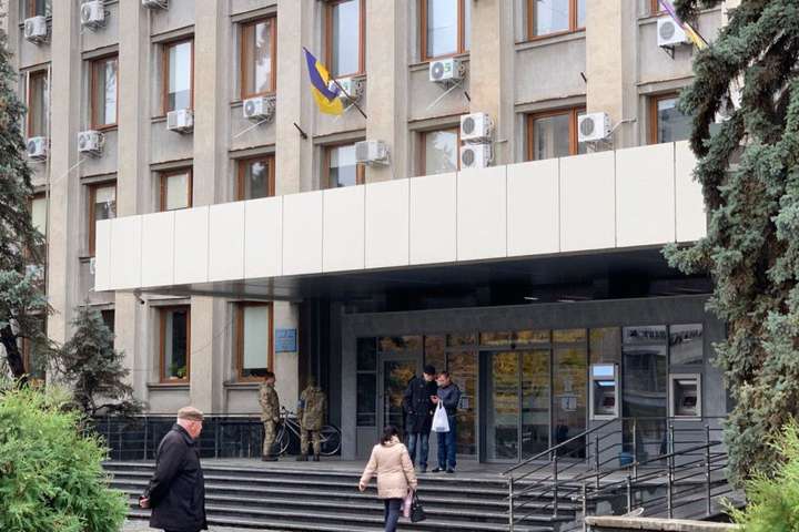 ДБР та СБУ проводять обшуки в міськраді Ужгорода