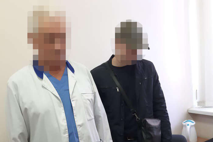 Лікаря Київського обласного онкодиспансеру затримано на хабарі у $2 тис.