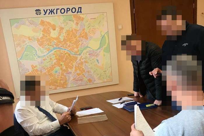 <p>У приміщенні Ужгородської міської ради та за місцями роботи і проживання фігуранта провадження були проведені обшуки</p> - Махінації на мільйон: в СБУ розповіли, на чому попався заступник мера Ужгорода