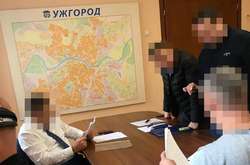  У приміщенні Ужгородської міської ради та за місцями роботи і проживання фігуранта провадження були проведені обшуки 