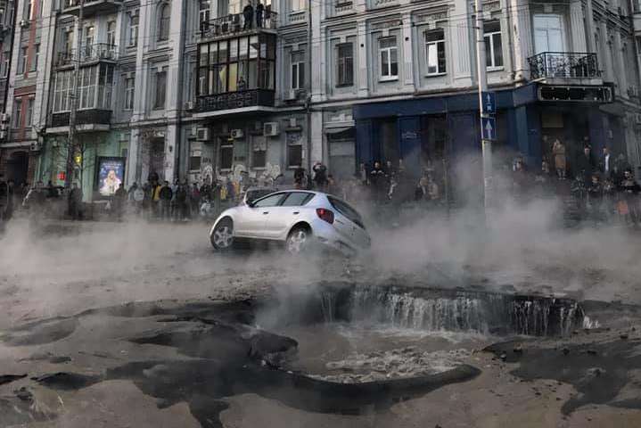 У центрі Києва автівки пішли під асфальт: прорвало теплотрасу (фото, відео) 