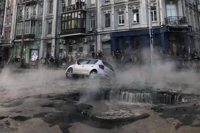 В центре Киева машины ушли под асфальт: прорвало теплотрассу (фото, видео)