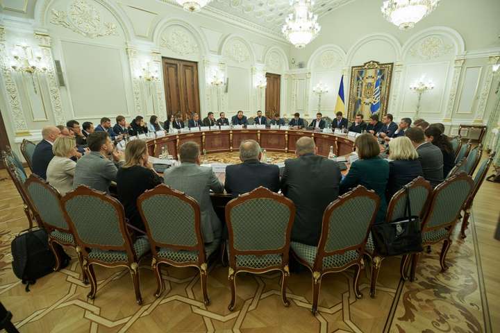 <p>Мінекономіки має до 31 грудня підготуватися до запровадження ринку землі, заявив на нараді Зеленський</p> - Зеленський дав завдання готуватися до масштабної приватизації