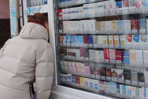 У Києві хочуть заборонити розміщення сигарет на вітринах магазинів