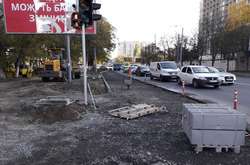 На перетині вулиць Варненської і Інглезі облаштовують додаткову смугу проїжджої частини