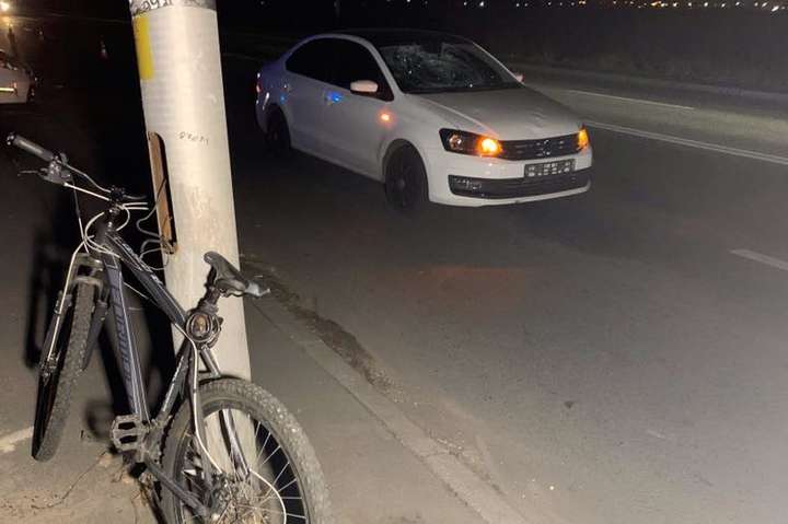 У Києві Volkswagen збив велосипедиста (фото, відео)