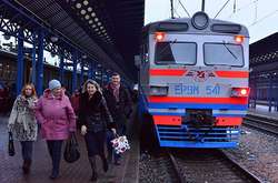 На залізниці під Києвом невідомі викрали кабелі: потяги затримуються в дорозі