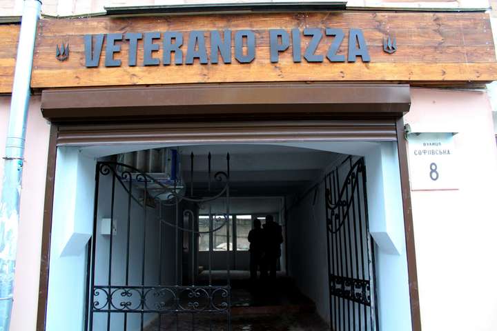У київській Pizza Veterano, заснованій ветеранами АТО, відбувся обшук (відео)