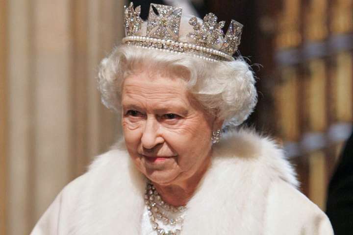 Елизавета II отказалась от одежды из натурального меха