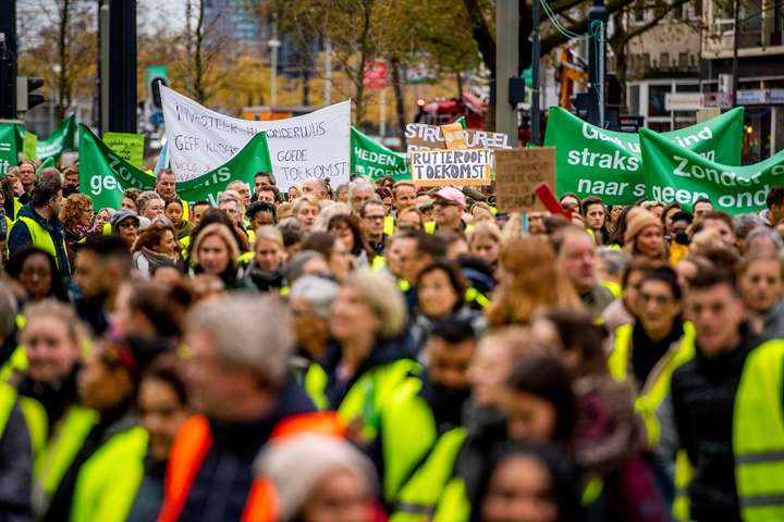У Нідерландах через страйк учителів закрили понад чотири тисячі шкіл