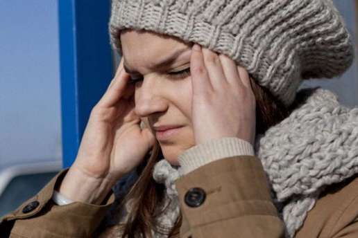 Медик розповів, чому під час холодів частіше болить голова і що з цим робити