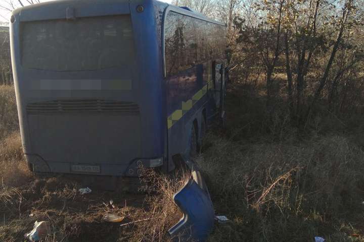 На трасі Київ-Харків пасажирський автобус протаранив вантажівку і злетів у кювет (фото)