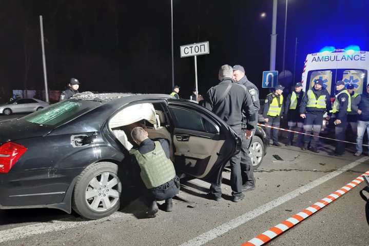 В Киеве взорвали автомобиль: одному человеку оторвало голову, двое - в больнице