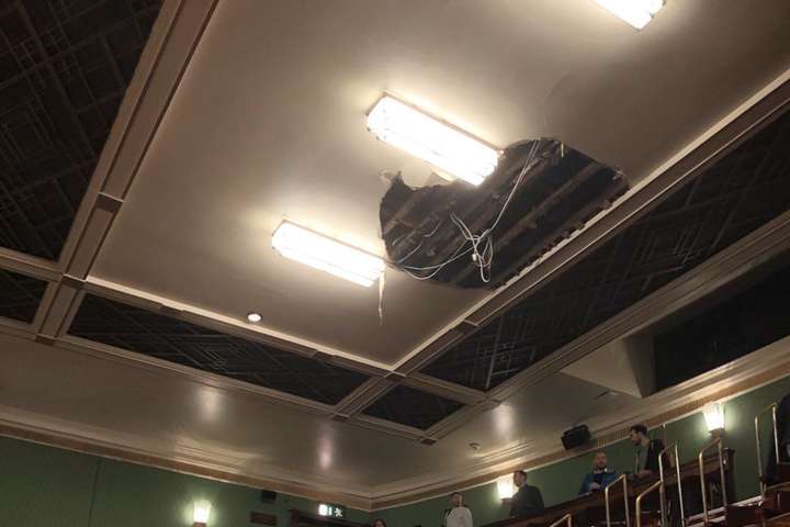 У лондонському театрі під час вистави на глядачів впала частина стелі