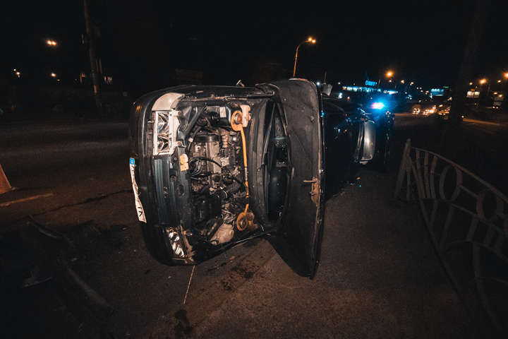 У Києві водій Skoda влетів у ВАЗ, покинув автівку і втік (фото, відео)
