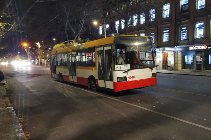 Перший одеський електробус через брак моці знову вийшов з ладу